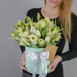 Букет тюльпанов в шляпной коробке "Мятный лайм"
