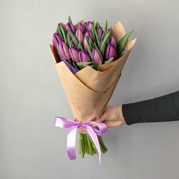 Букет 20 фиолетовых тюльпанов "Сиреневая дымка"