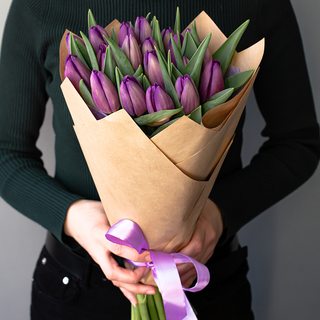 Букет 20 фиолетовых тюльпанов "Сиреневая дымка"