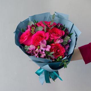 Букет с ярко-розовыми розами и фиолетовыми альстромериями "Голливуд"