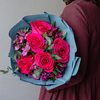 Букет с ярко-розовыми розами и фиолетовыми альстромериями "Голливуд"