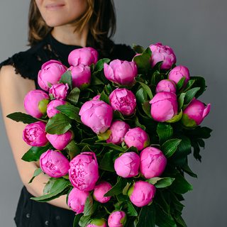 Букет 29 ярко-розовых пионов "Месье Жюль"