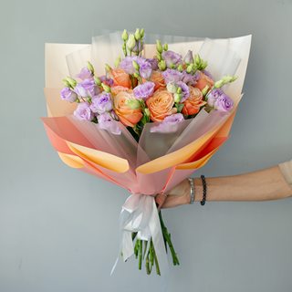 Букет с 11 оранжевыми розами и 10 фиолетовыми лизиантусами «Сияние чистоты‎‎»