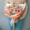 Букет с 11 оранжевыми розами и 10 фиолетовыми лизиантусами «Сияние чистоты‎‎»