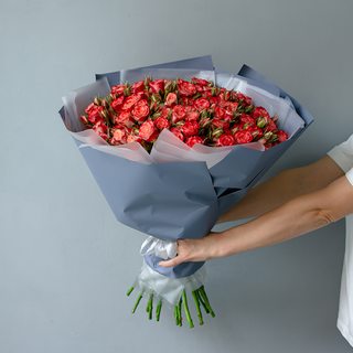 Букет 50 красных кустовых роз «Фибоначчи»