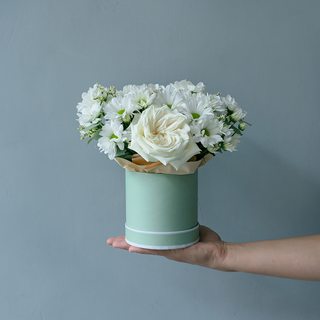 Цветочная композиция с белыми хризантемами и розой «Прозрачное утро»