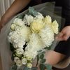 Белый букет с розами, хризантемами, лизиантусами и гвоздиками «Арктическая нежность»