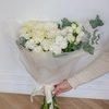 Белый букет с розами, хризантемами, лизиантусами и гвоздиками «Арктическая нежность»