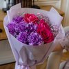 Букет с розовыми розами и фиолетовыми гвоздиками «Яркий взрыв»