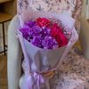 Букет с розовыми розами и фиолетовыми гвоздиками «Яркий взрыв»