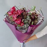 Букет с тёмно-розовой орхидеей «Роял»