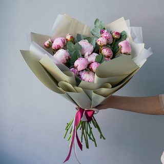 Букет 20 розовых пионов «Обаяние»