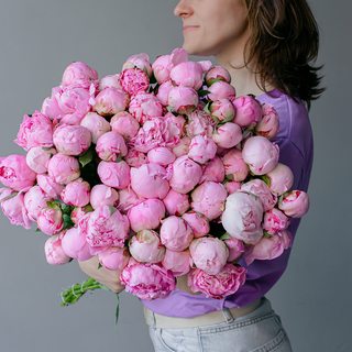 Букет 70 розовых пионов "Сара Бернар"