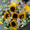 Букет с подсолнухами, хризантемами и лизиантусами «Лучики счастья»