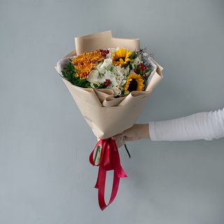 Букет с подсолнухами, хризантемами, розами и гортензией «Радужное утро»