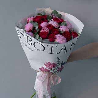 Букет 10 розовых пионов и 15 красных роз «Ботаника»