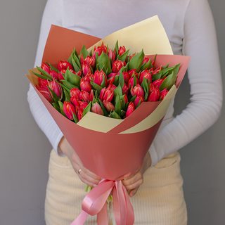 Букет 50 красных тюльпанов "Чемпион"